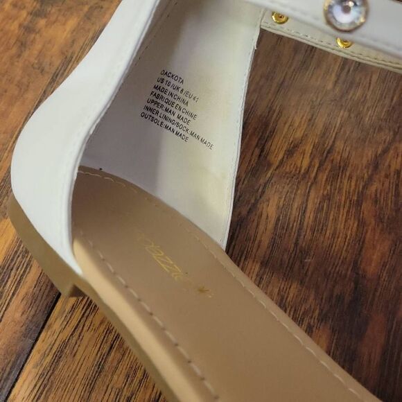 Shoe Dazzle Dackota Flat Sandals - Picture 11 of 13